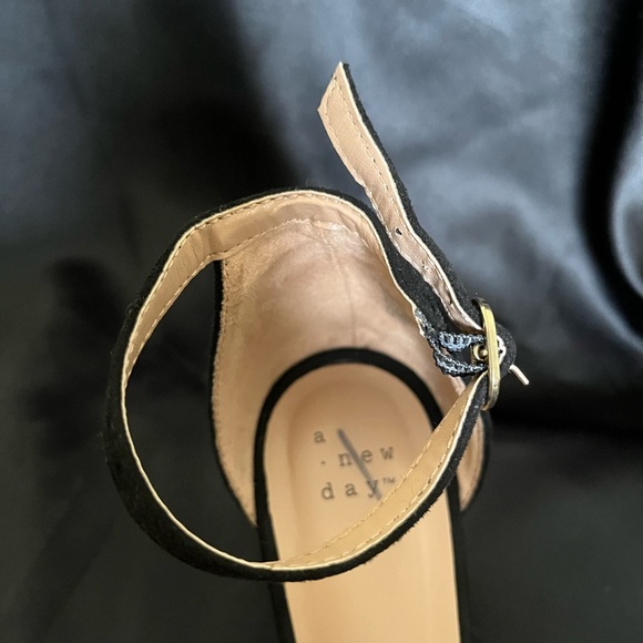 A NEW DAY~ FELT BLACK HEELS~ 6.5 - Picture 6 of 8